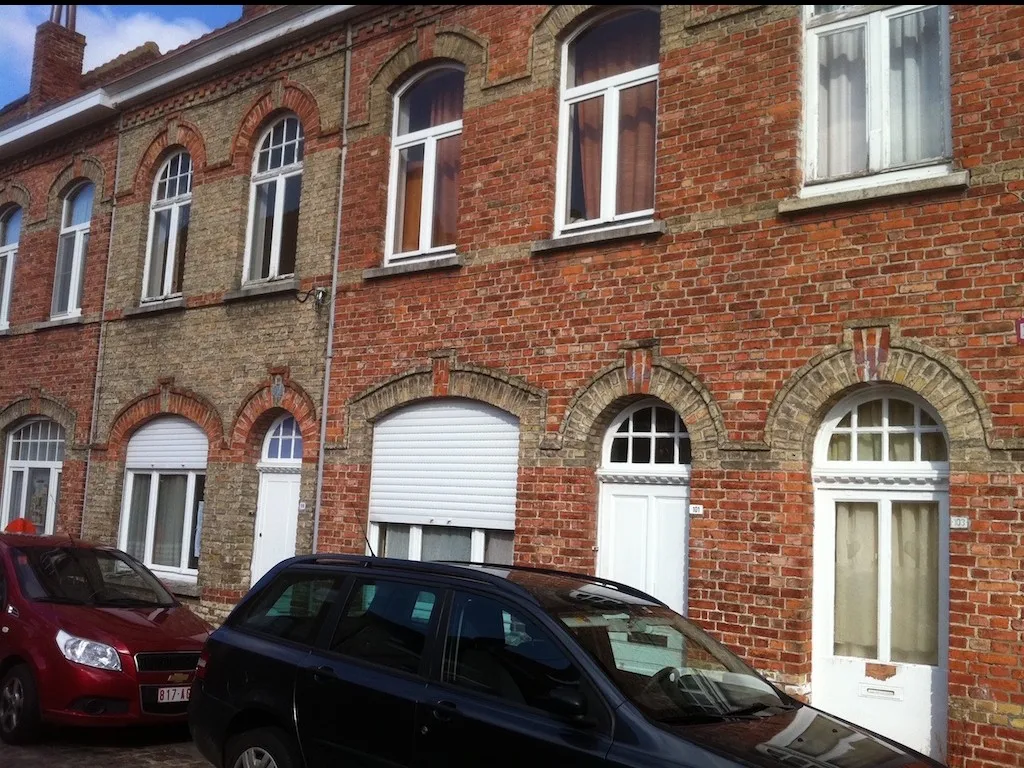 Gerenoveerde bakstenen gevel van een woning na hervoegen, foto 1 van 4