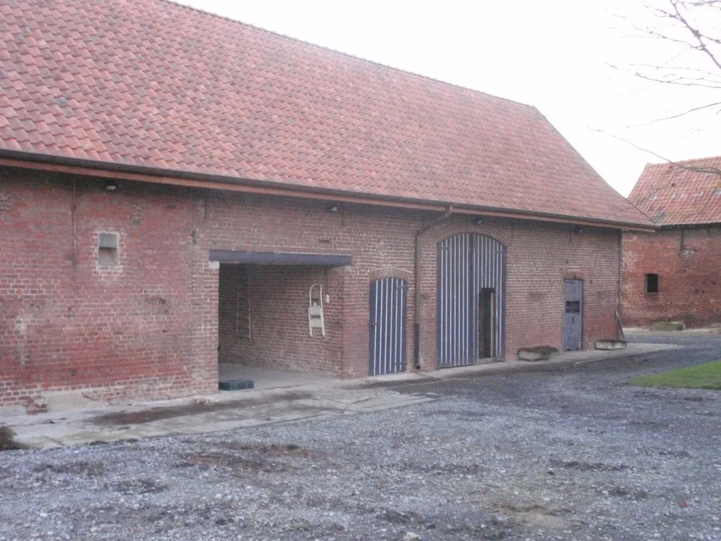 Gerenoveerde schuur met blootgelegd metselwerk en houten gebinte, foto 1 van 5