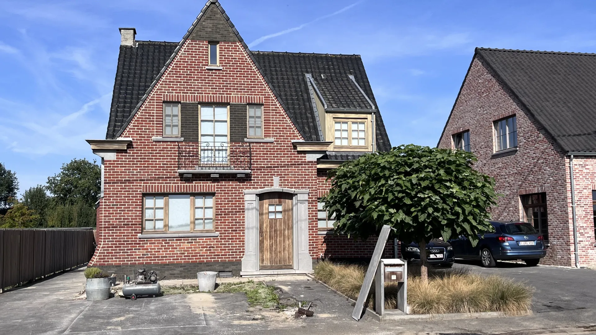 Gerenoveerde gevel van een woning in Avelgem, foto 1 van 9