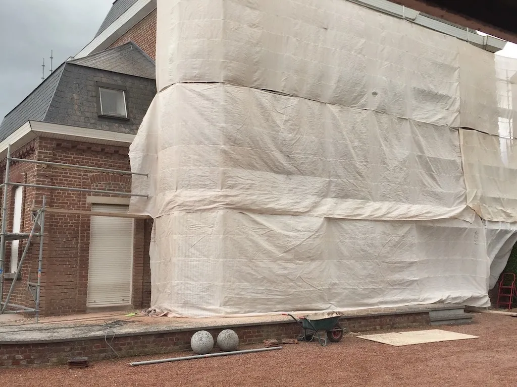 Gerenoveerde gevel van een vrijstaande villa, foto 1 van 11