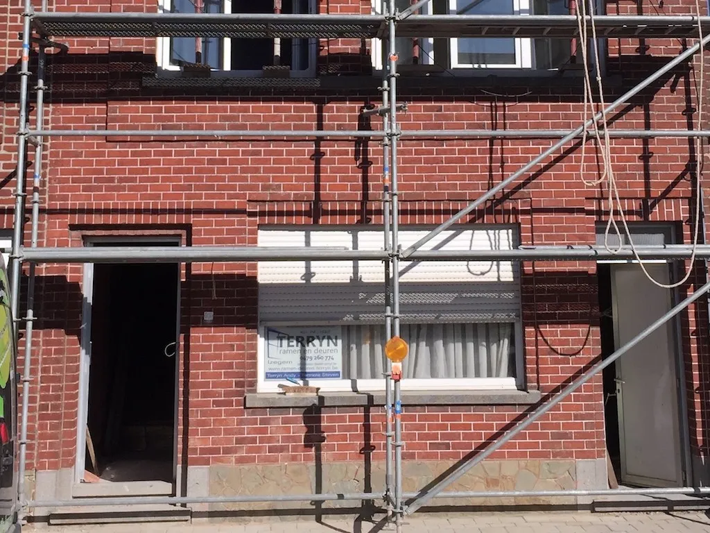 Half open woning met vernieuwd voegwerk aan voor- en zijgevel, foto 1 van 2