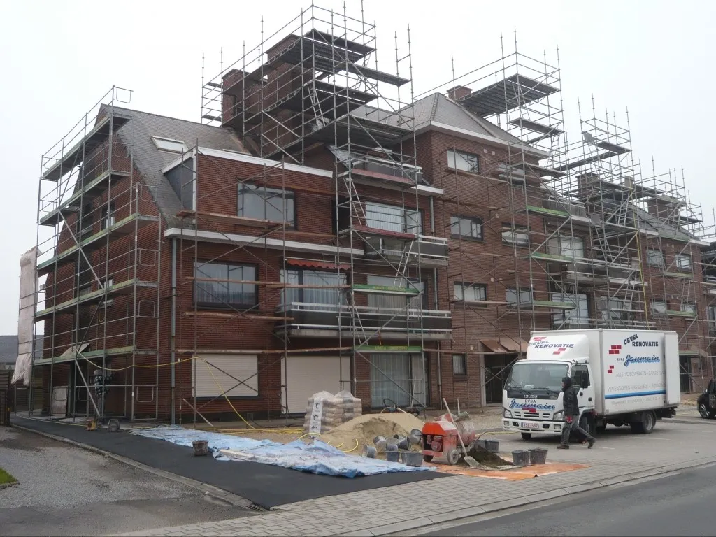 Gerenoveerde gevel van een appartementsgebouw, foto 1 van 5