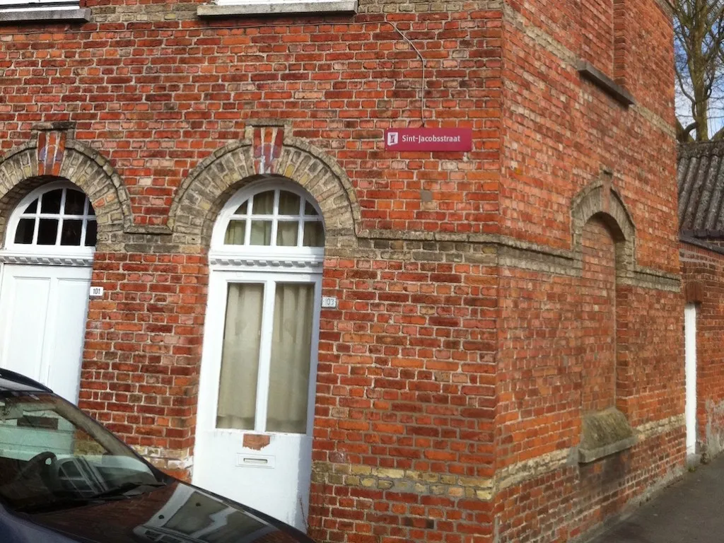 Gerenoveerde bakstenen gevel van een woning na hervoegen, foto 2 van 4