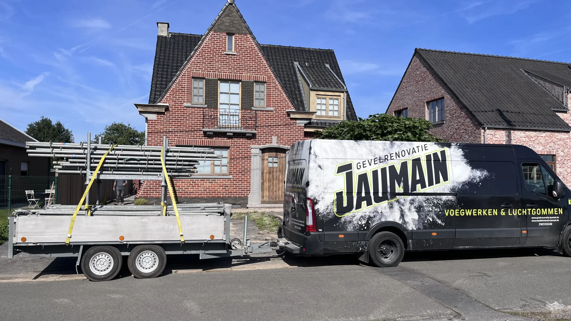 Gerenoveerde gevel van een woning in Avelgem, foto 2 van 9
