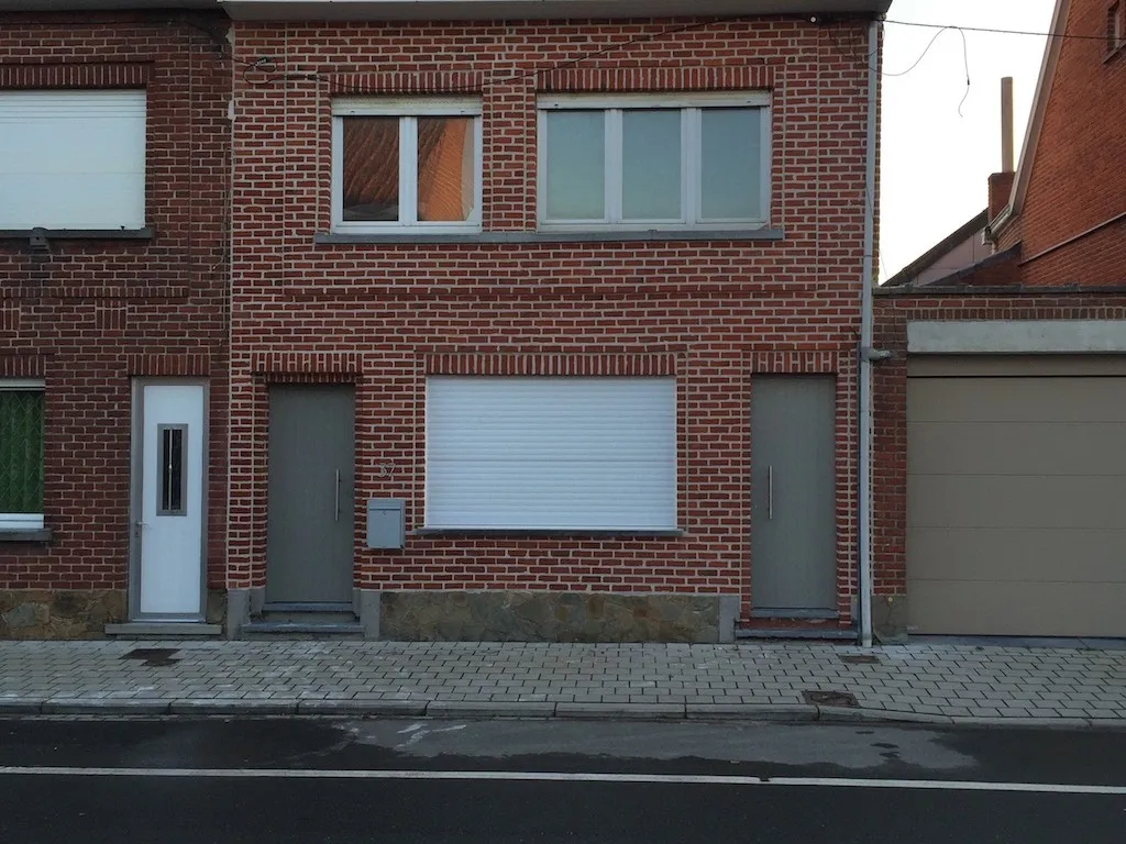 Half open woning met vernieuwd voegwerk aan voor- en zijgevel