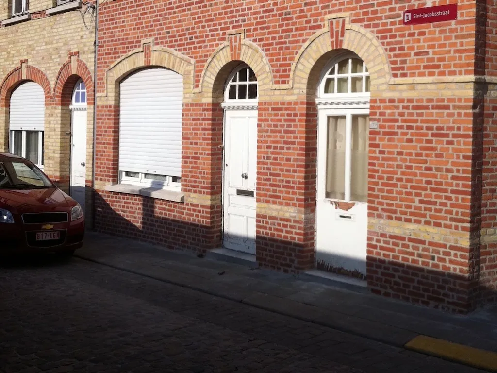 Gerenoveerde bakstenen gevel van een woning na hervoegen