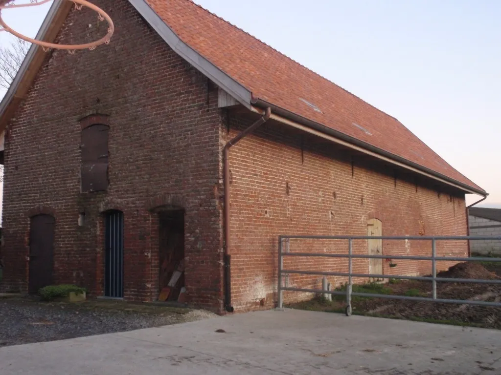 Gerenoveerde schuur met blootgelegd metselwerk en houten gebinte, foto 3 van 5