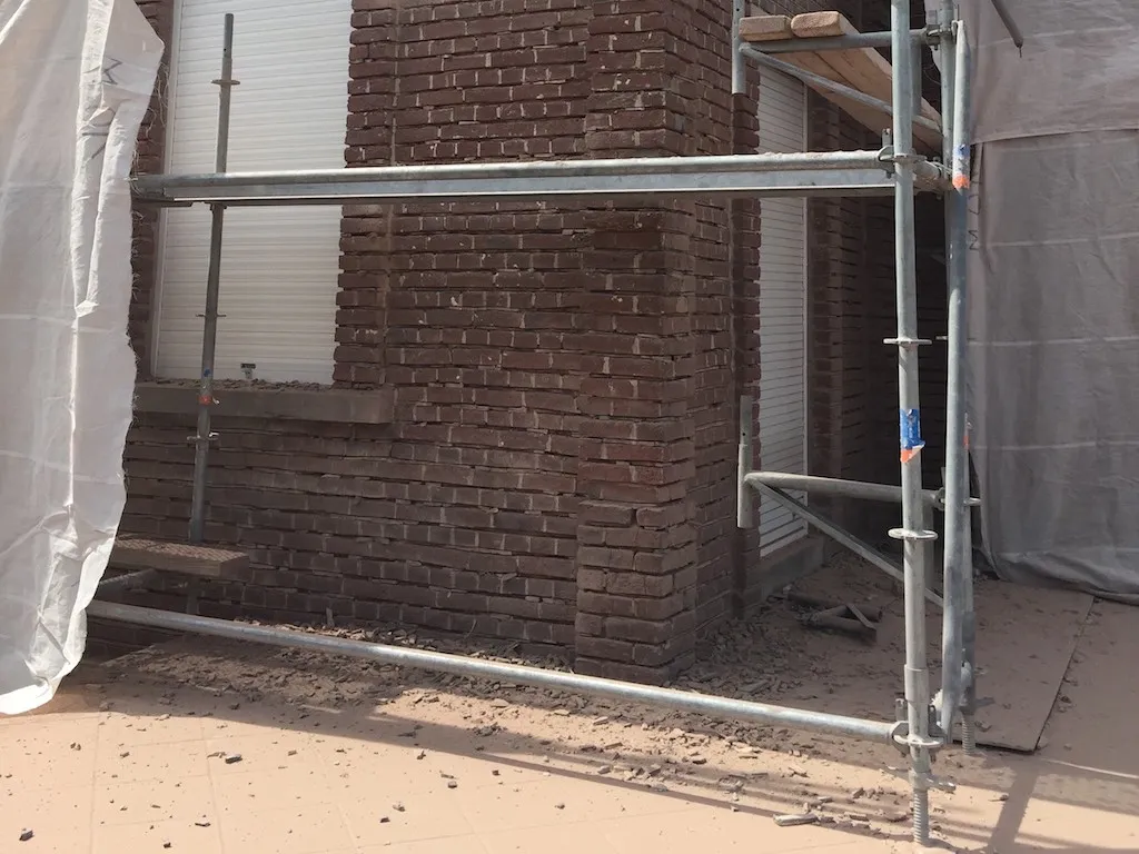 Gerenoveerde gevel van een vrijstaande villa, foto 3 van 11