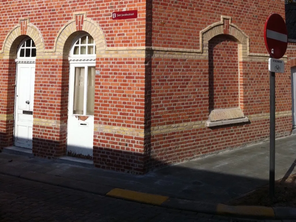 Gerenoveerde bakstenen gevel van een woning na hervoegen, foto 4 van 4