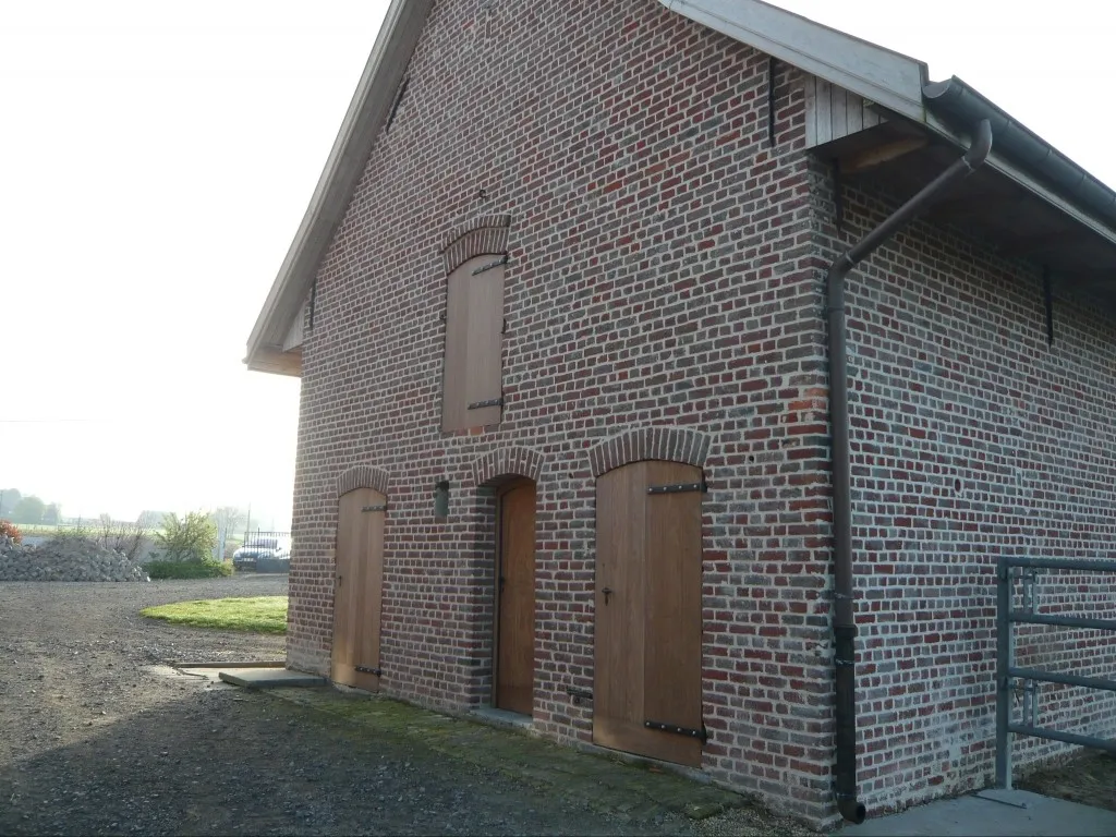 Gerenoveerde schuur met blootgelegd metselwerk en houten gebinte, foto 4 van 5