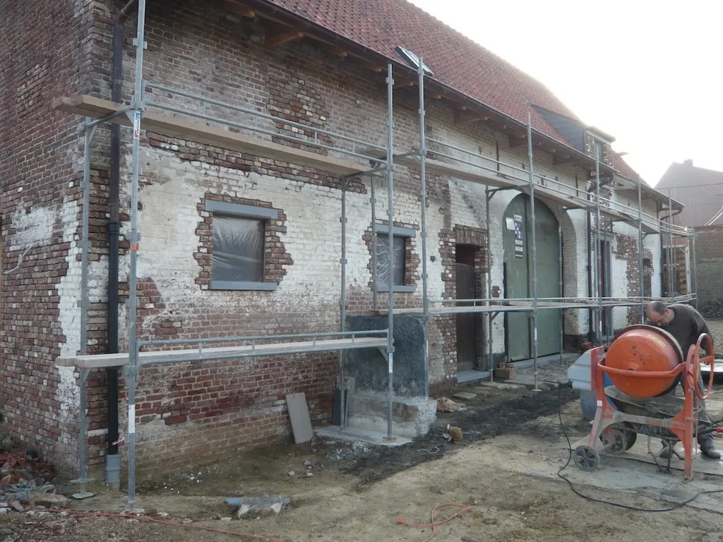 Gerenoveerde gevel van een hoeve met historisch metselwerk, foto 4 van 8