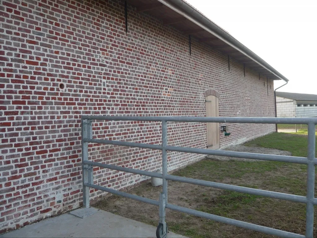 Gerenoveerde schuur met blootgelegd metselwerk en houten gebinte, foto 5 van 5