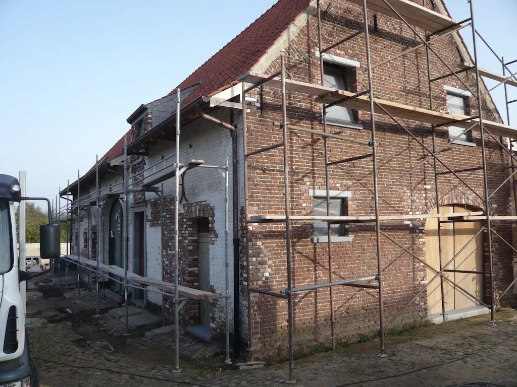 Gerenoveerde gevel van een hoeve met historisch metselwerk, foto 5 van 8