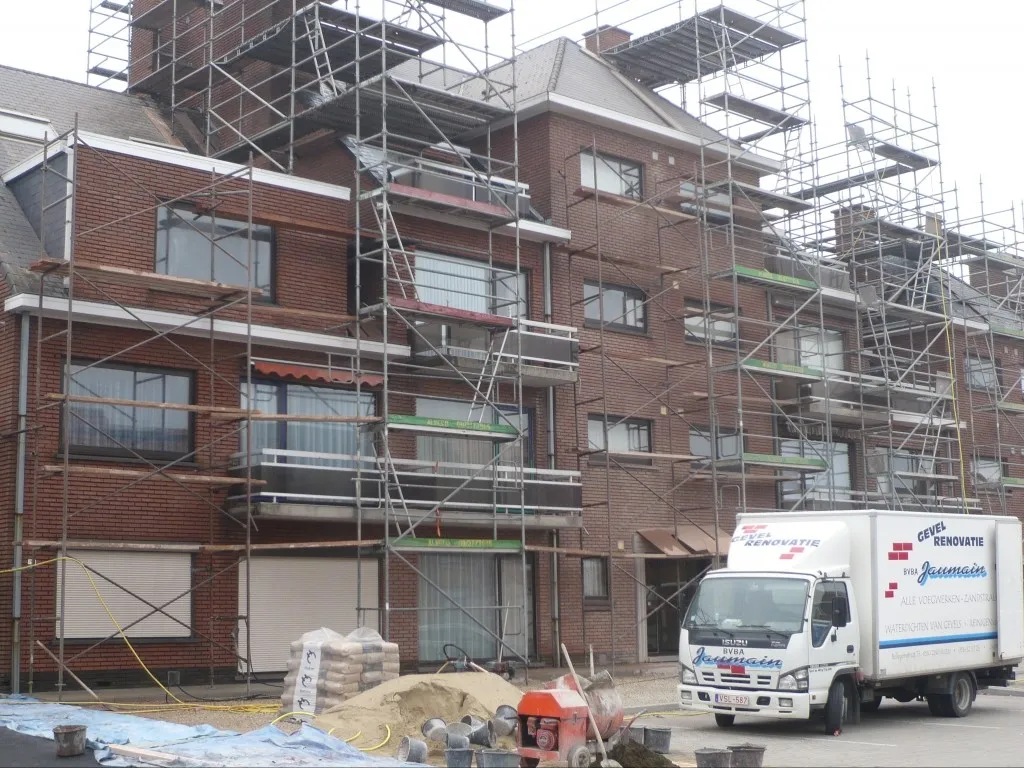 Gerenoveerde gevel van een appartementsgebouw, foto 5 van 5