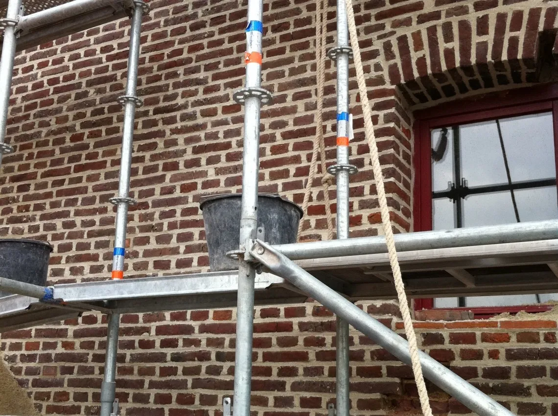 Gereinigde gevel van een boerderij na verwijderen van mos en aanslag, foto 6 van 6