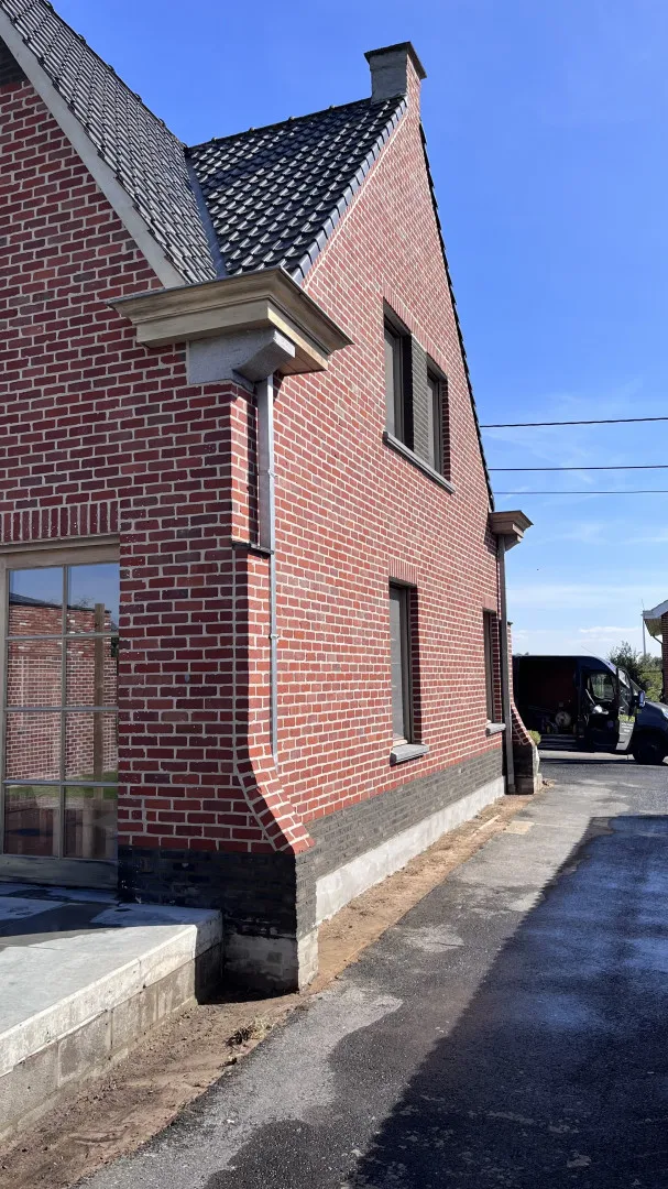 Gerenoveerde gevel van een woning in Avelgem, foto 8 van 9
