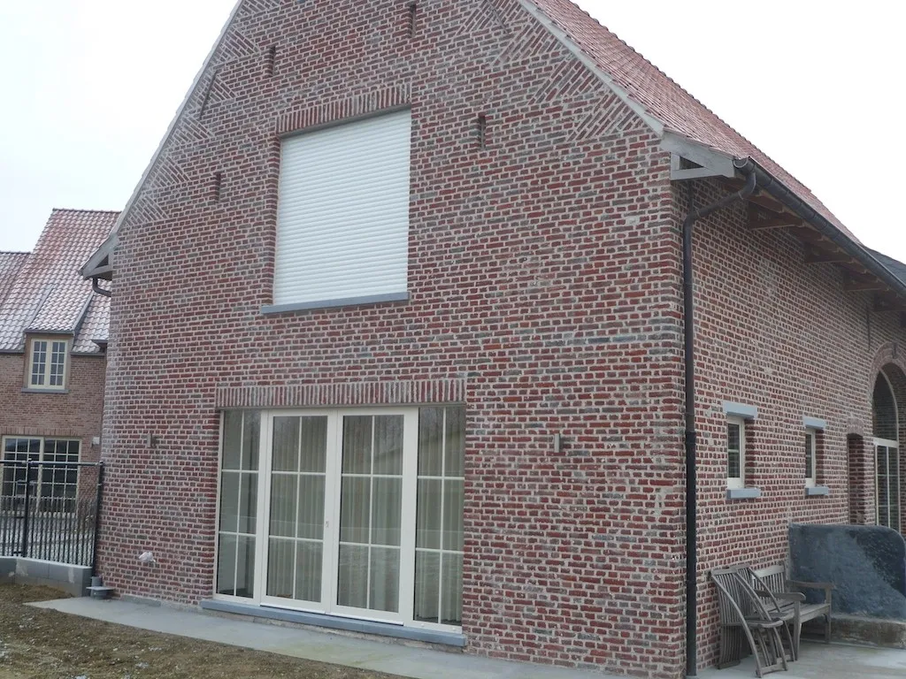 Gerenoveerde gevel van een hoeve met historisch metselwerk, foto 8 van 8