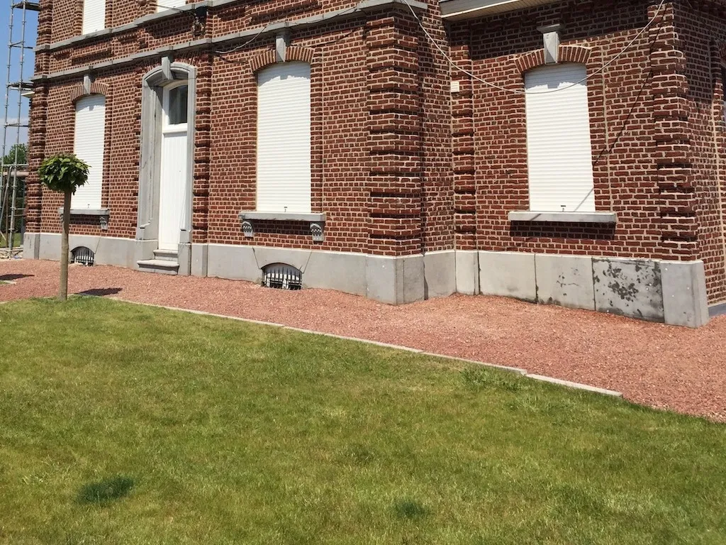 Gerenoveerde gevel van een vrijstaande villa, foto 9 van 11