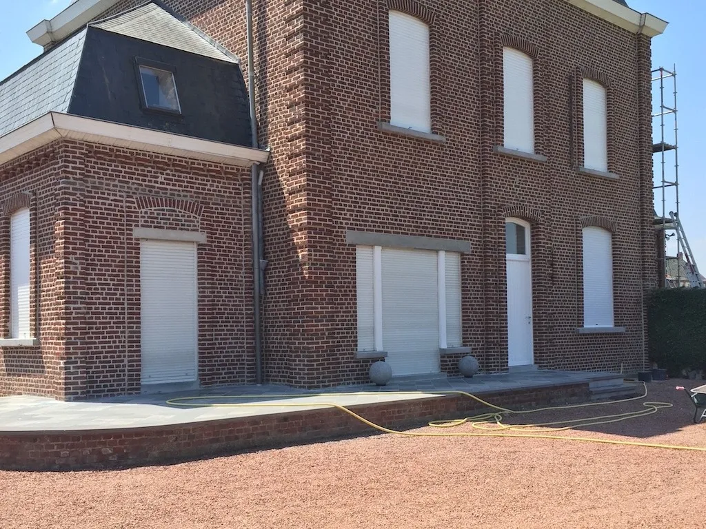 Gerenoveerde gevel van een vrijstaande villa, foto 10 van 11