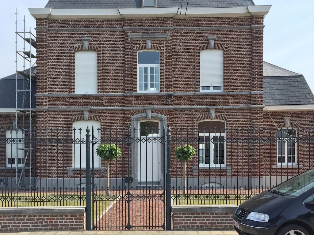 Gerenoveerde gevel van een vrijstaande villa
